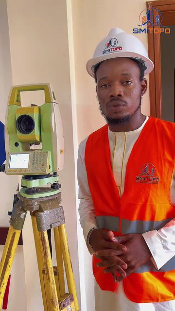 Technicien SMITOPO avec la station totale
