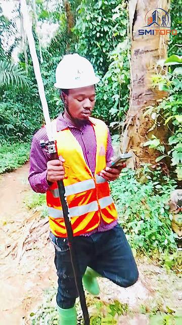 Technicien SMITOPO en relevé GNSS