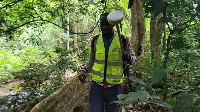 Levé topographique en sous-bois, à Soa